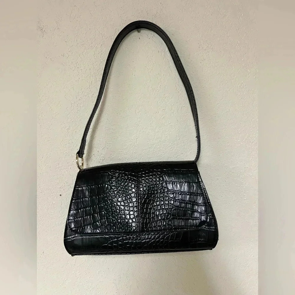 Vintage Liz Claiborne Black Vinyl Purse w front snap closure